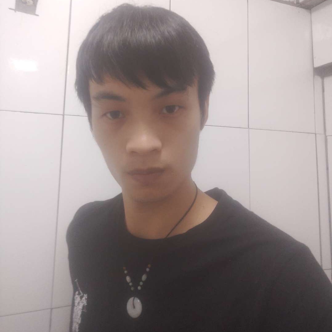 强健拿枫叶的照片
