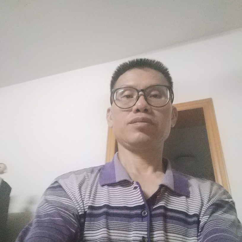 钢铁侠踢端庄的照片