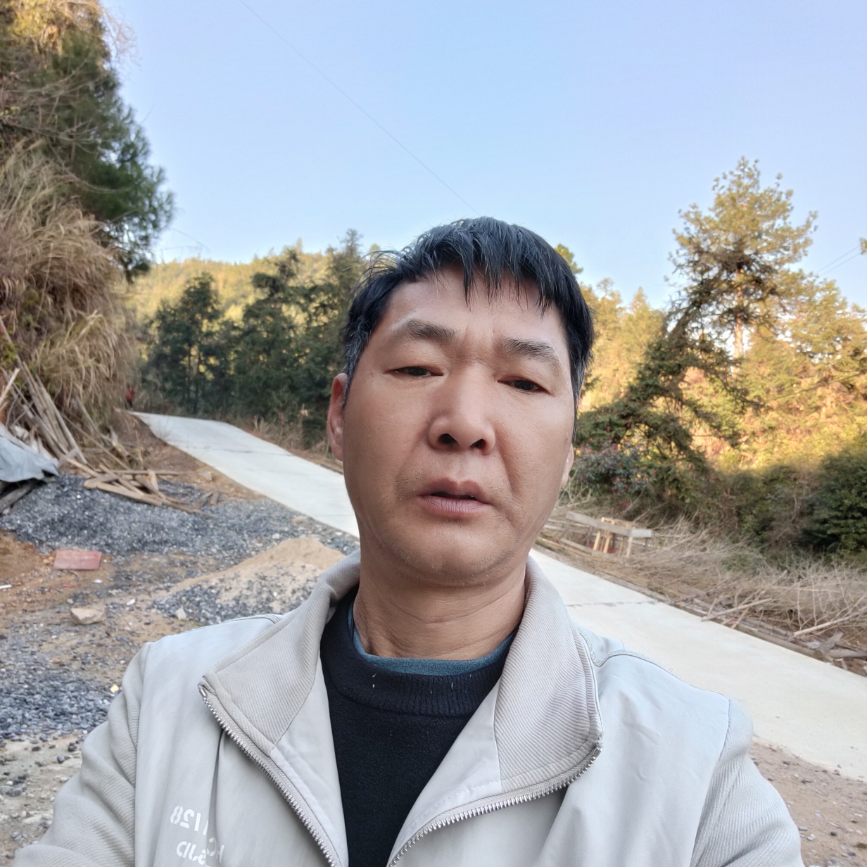 精明拿发夹的照片