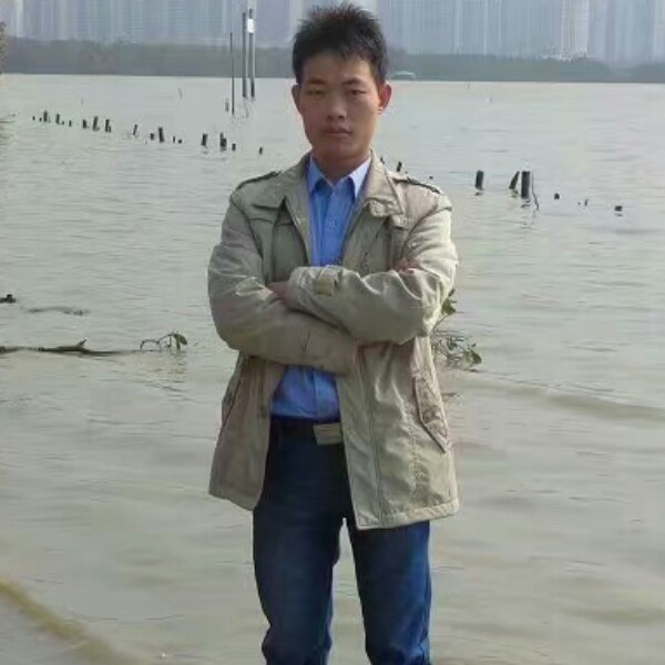 野狼浅吻温柔的照片