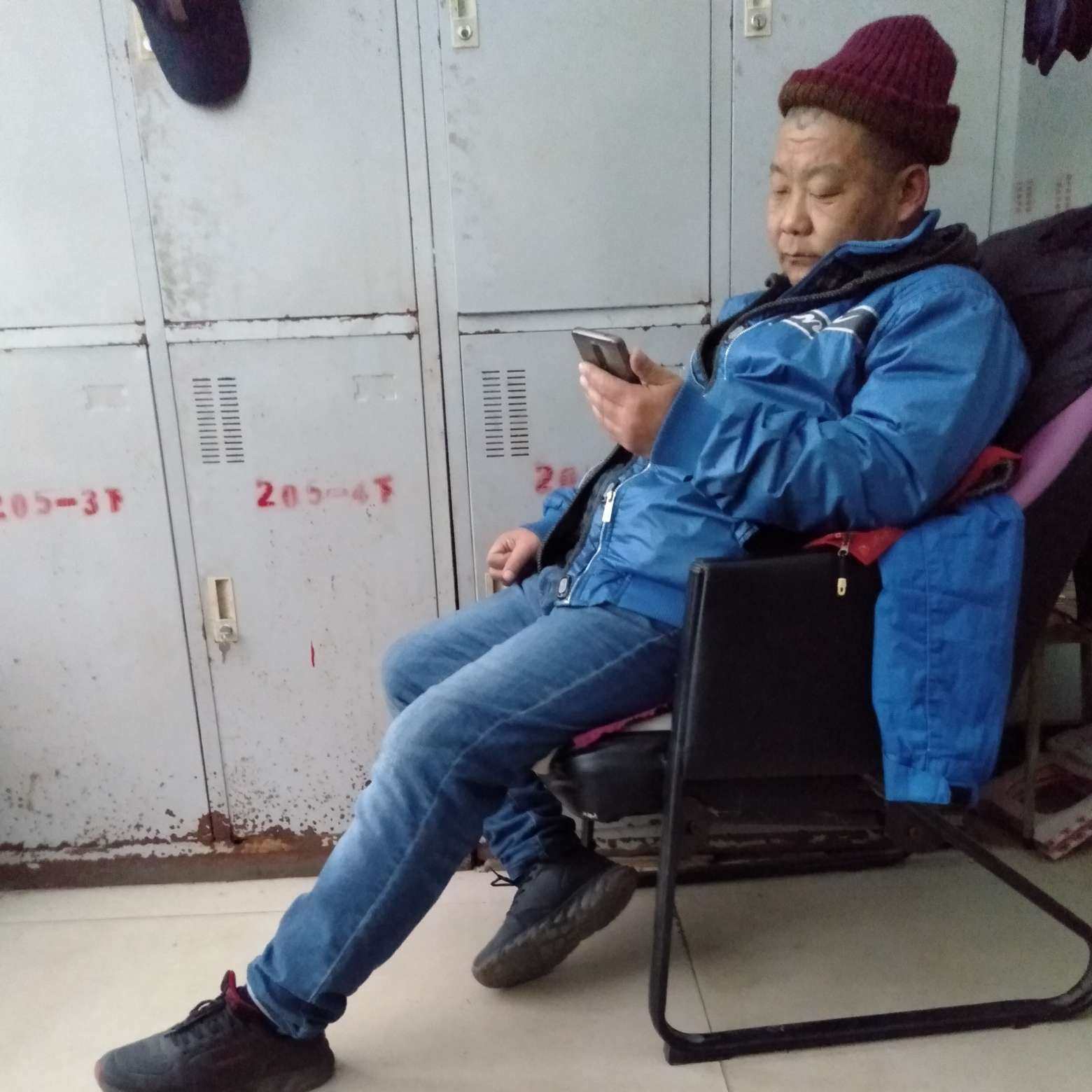 背后向朋友的照片