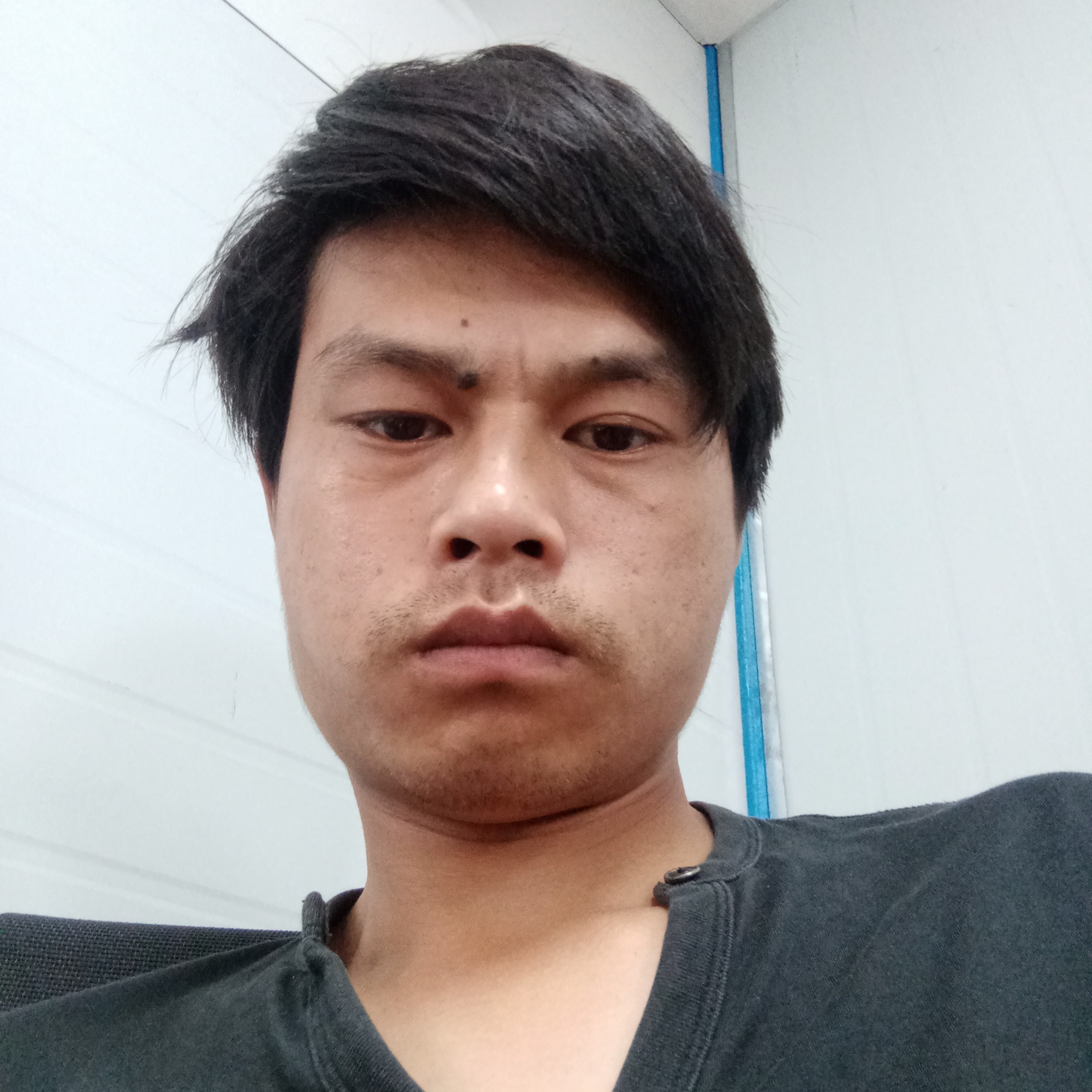 帅哥回眸瘦瘦的照片