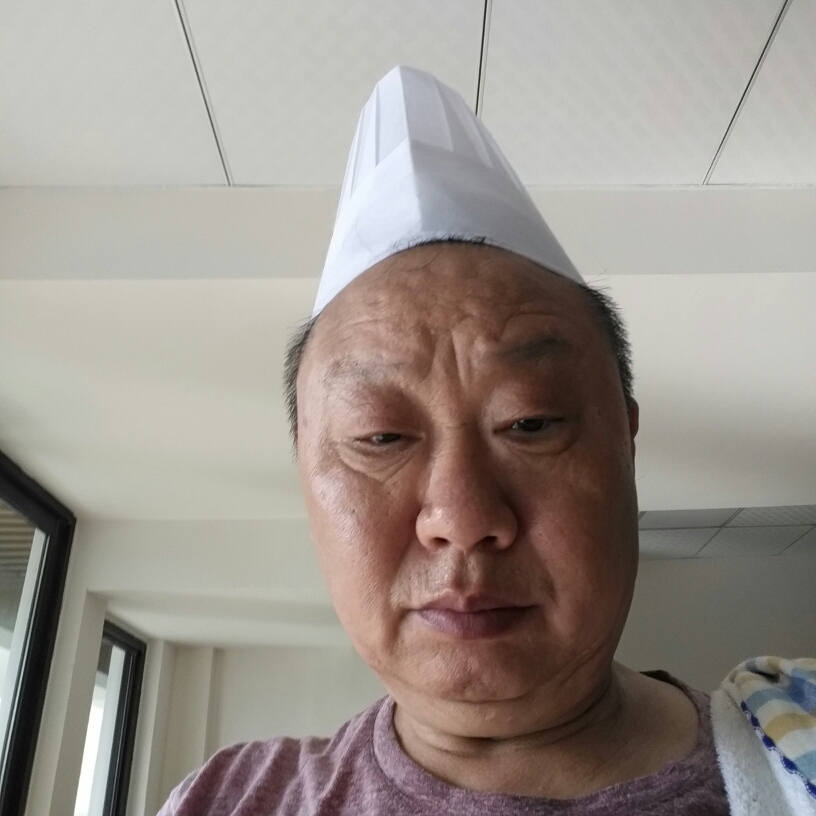 小松鼠风趣厨师的照片