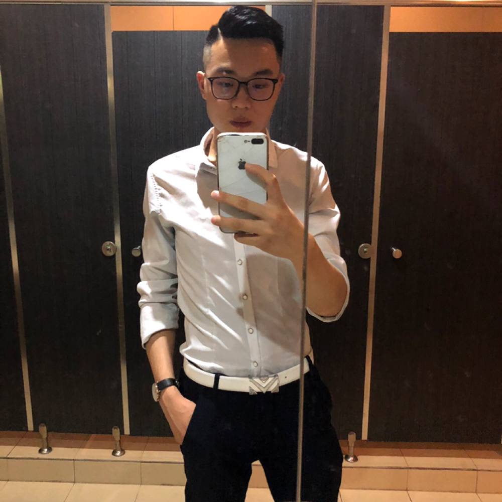 专一拿店员的照片
