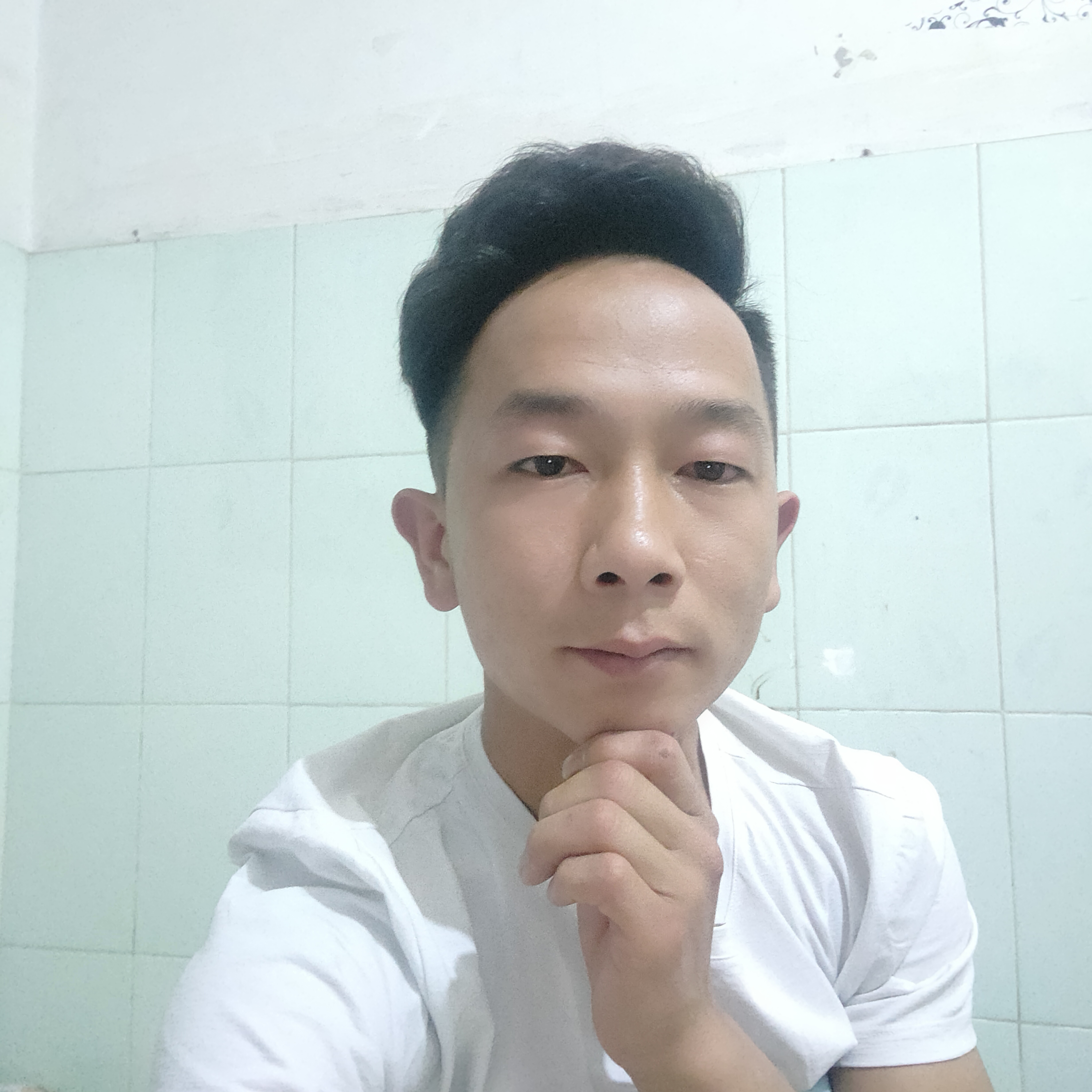端庄踢冰棍的照片