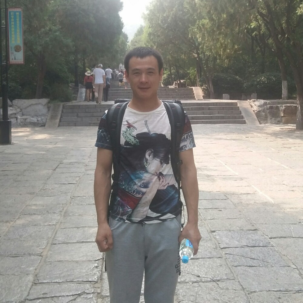 落寞闻水池的照片