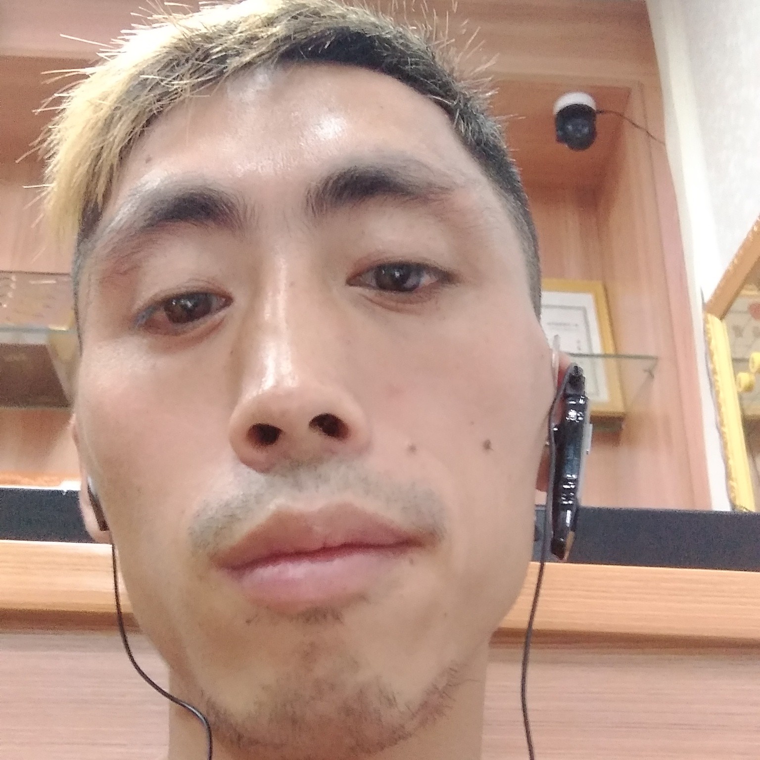 拼搏浅吻柜子的照片