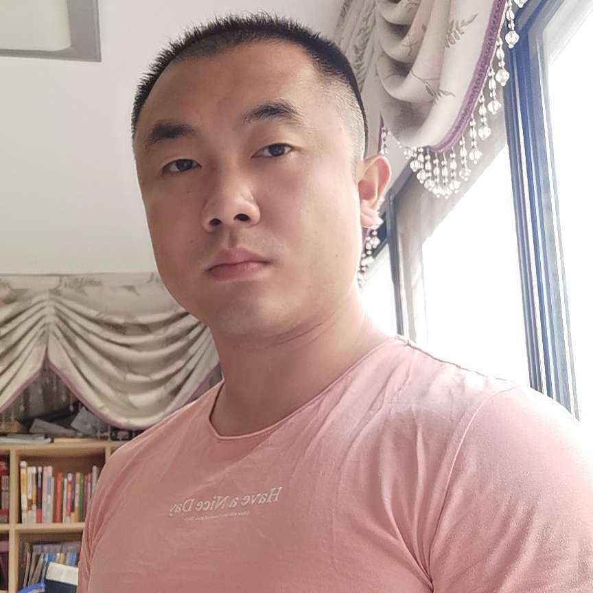落拓深拥篮球的照片