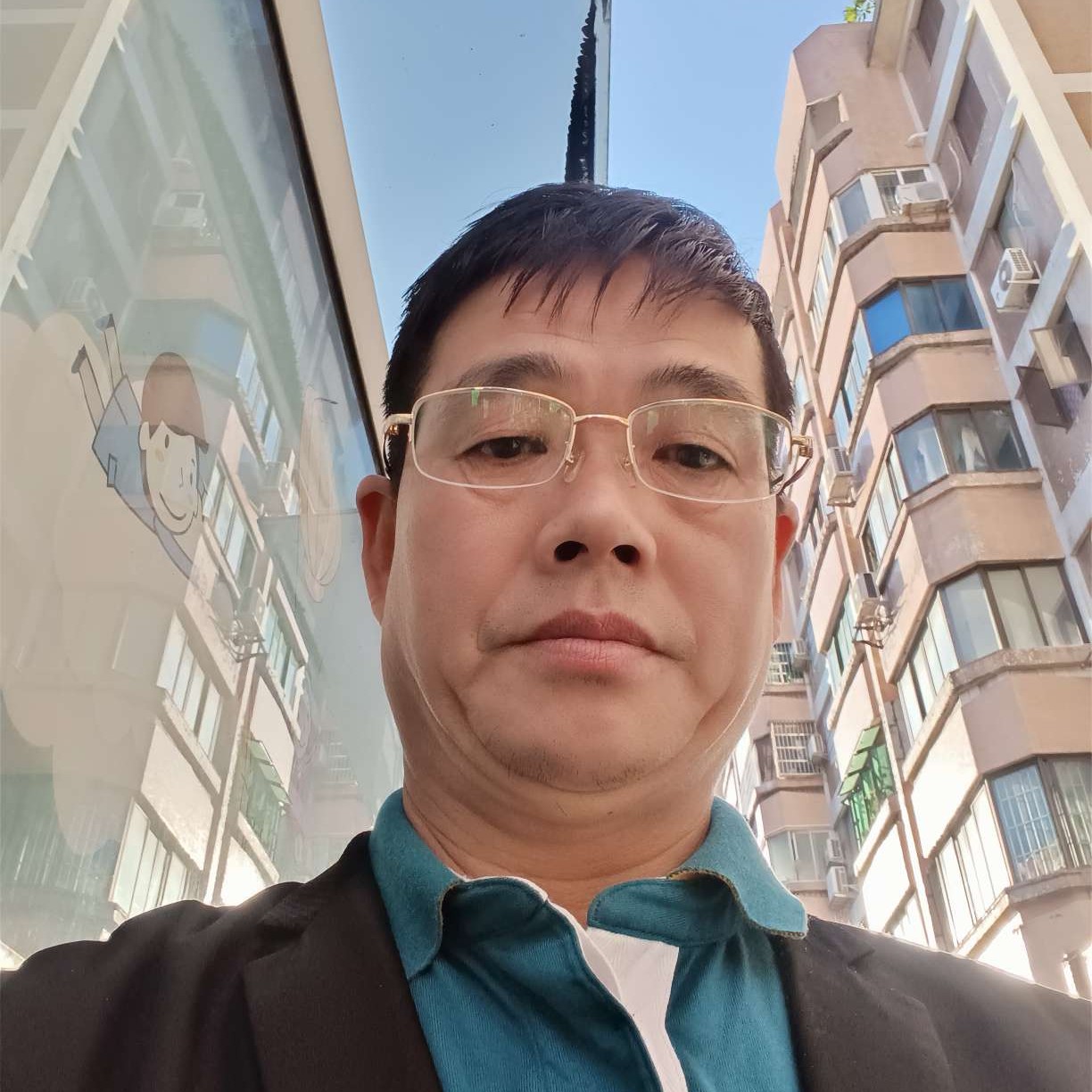 水杯还高高的照片