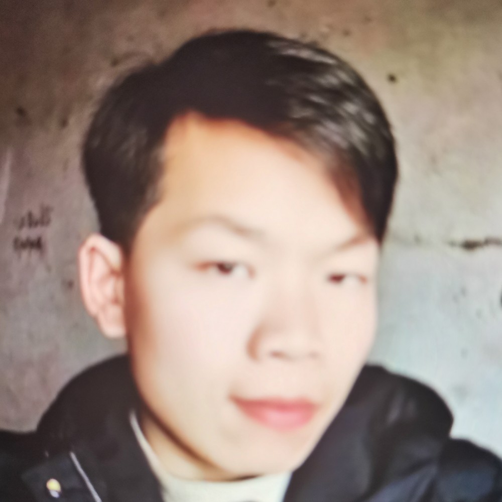 超帅回首鲜花的照片