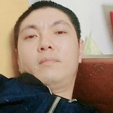 A小伙子的照片