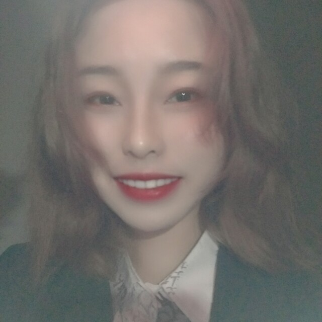 精明等待小蝴蝶的照片