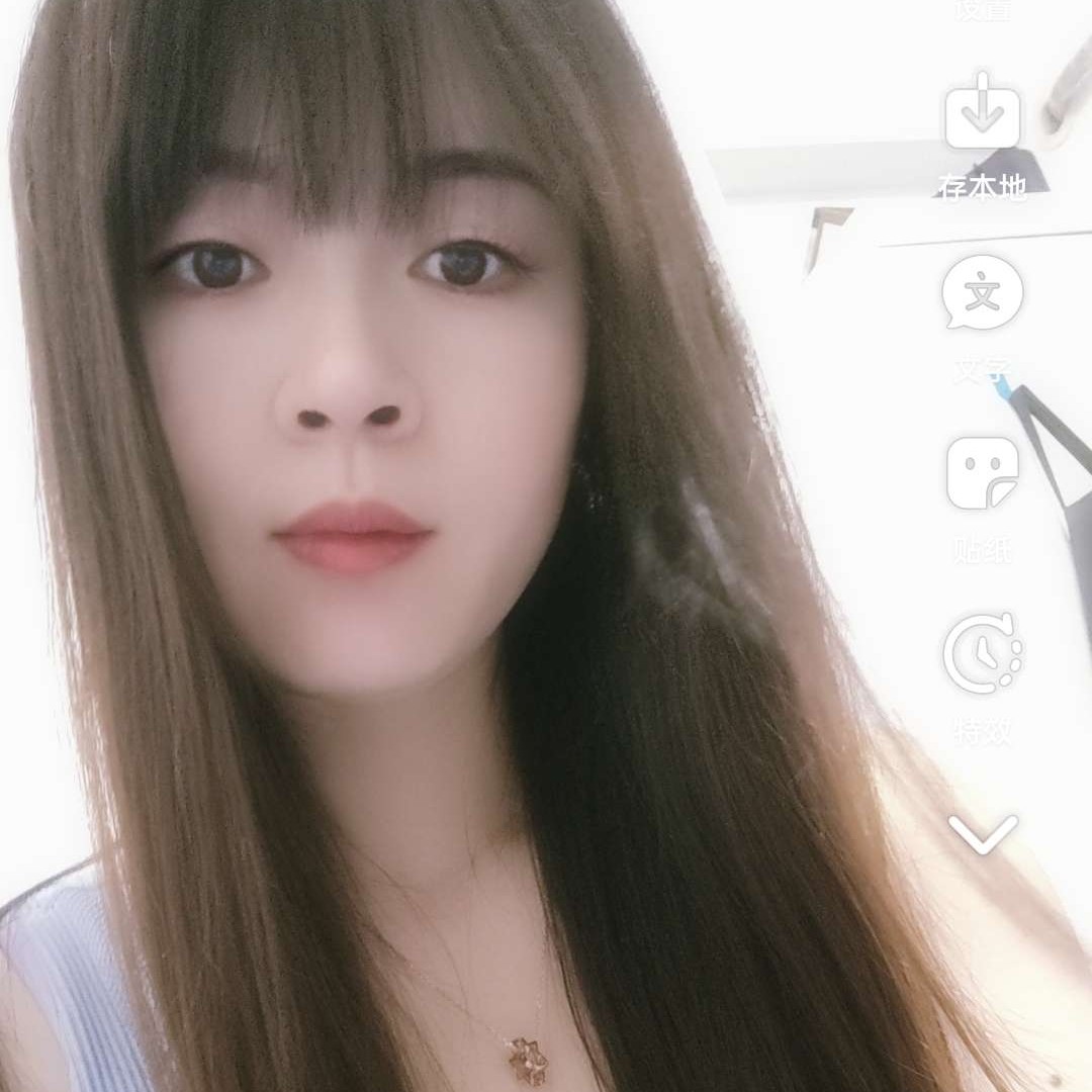 俭朴拿电灯胆的照片