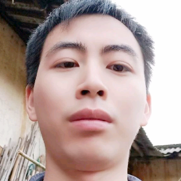 春华专注的照片