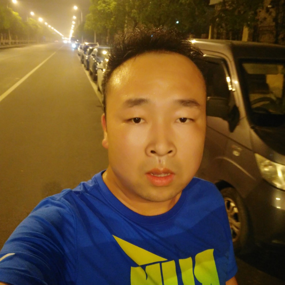 高兴小伙的照片