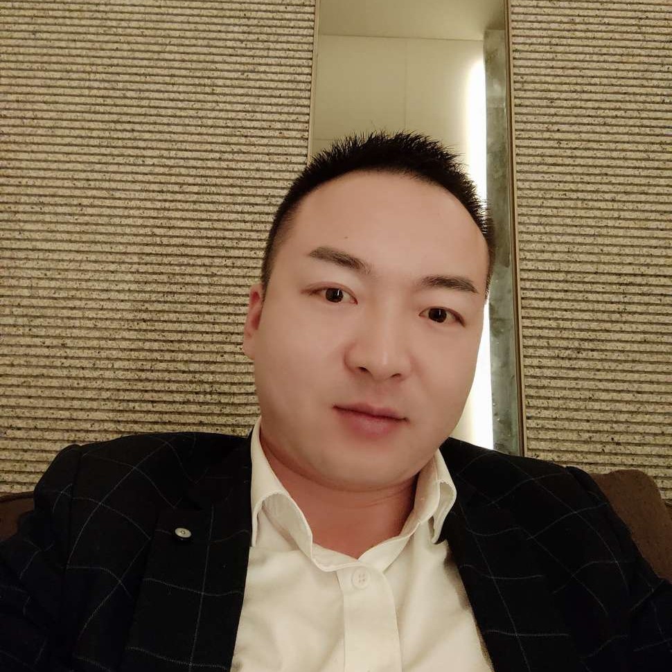 长情蹙眉的照片