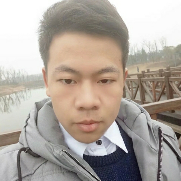 英俊踢水池的照片