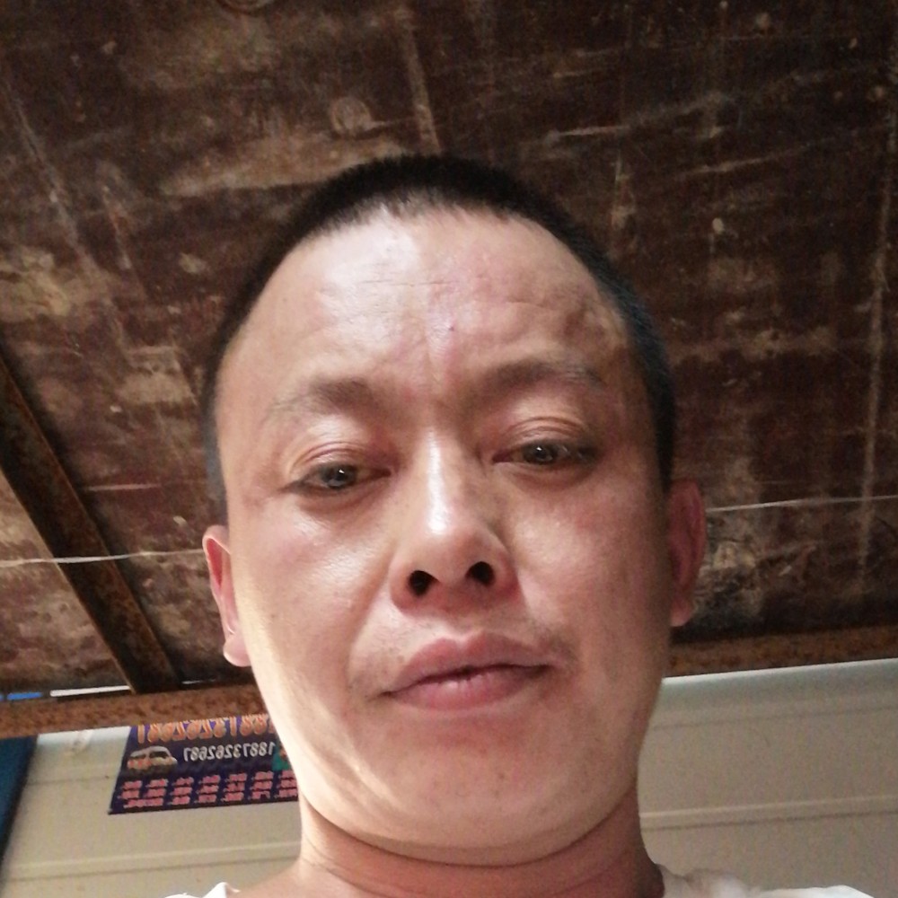 两个儿子的爸爸的照片