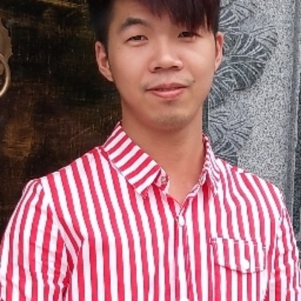 错落拿鞋子的照片
