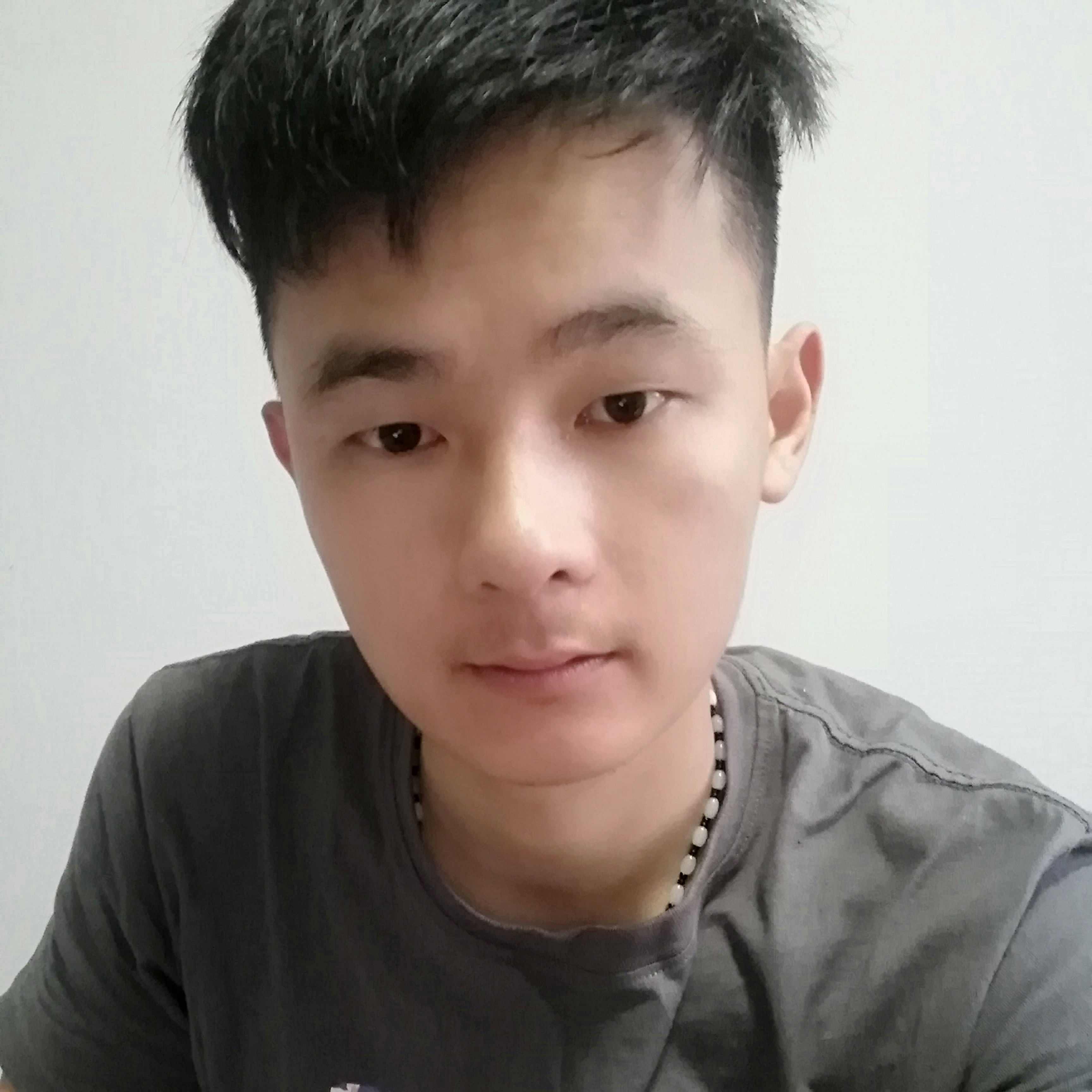 英俊闻乐曲的照片