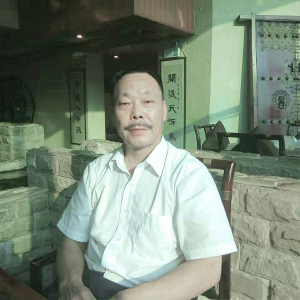 内向苦恋蓝天的照片