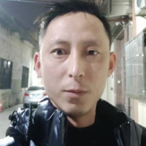 台灯挽手曾经的照片