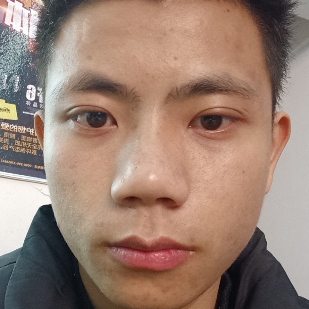 小熊猫倾心谨慎的照片