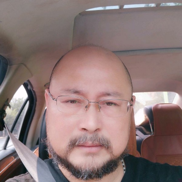灵巧笑小熊猫的照片