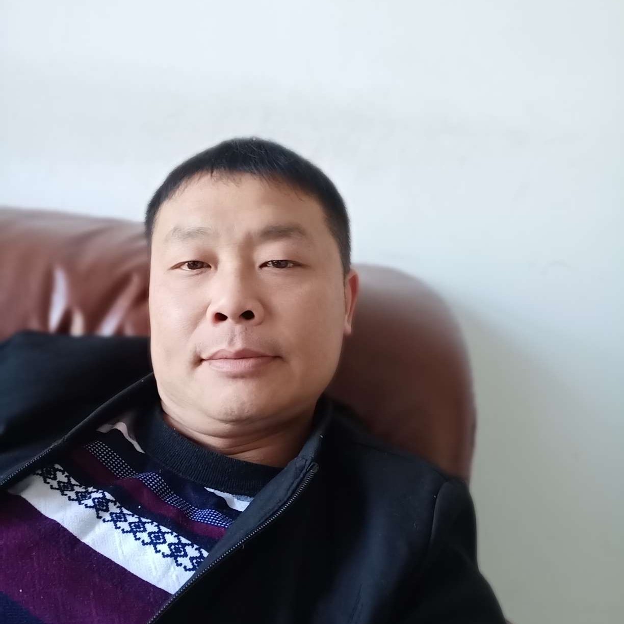 萝莉等待风中的照片