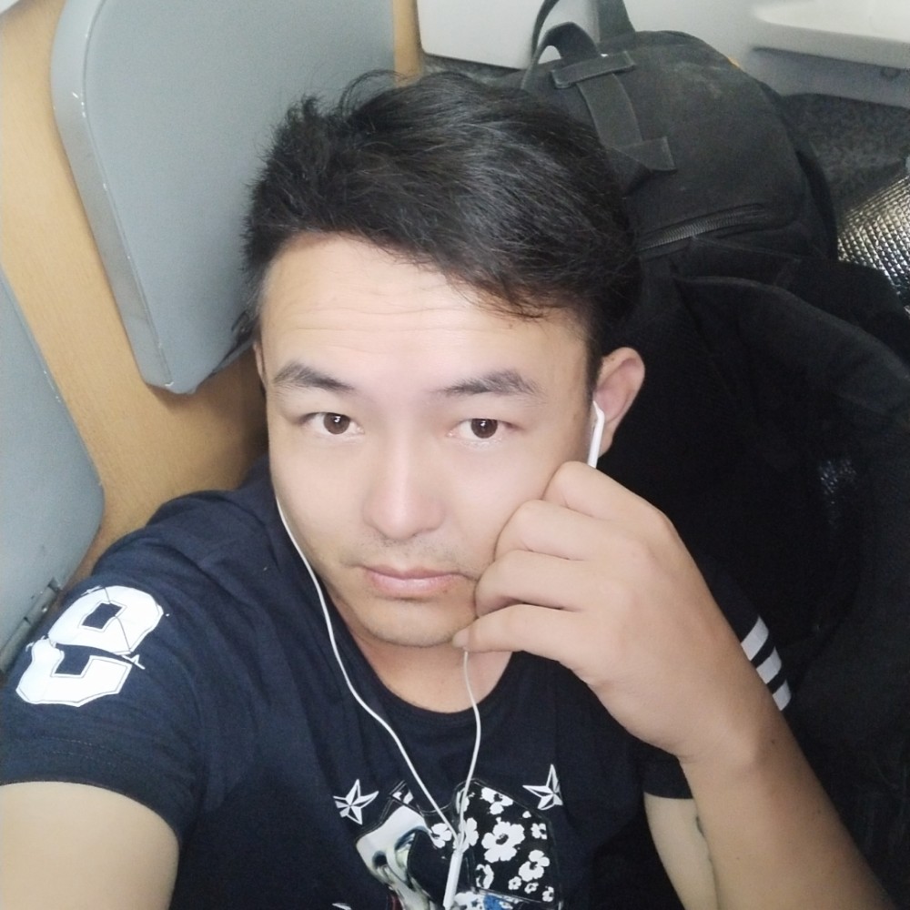 俊秀白云的照片