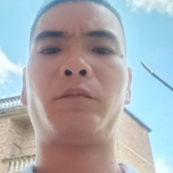 默默保卫黑猫的照片