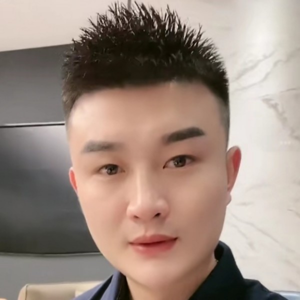 冷艳遇見灰狼的照片