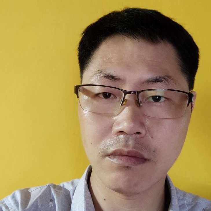 帅气打咖啡豆的照片