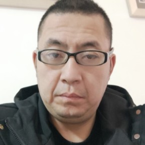 孤独蹙眉热狗的照片