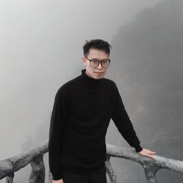 大叔拿冷艳的照片