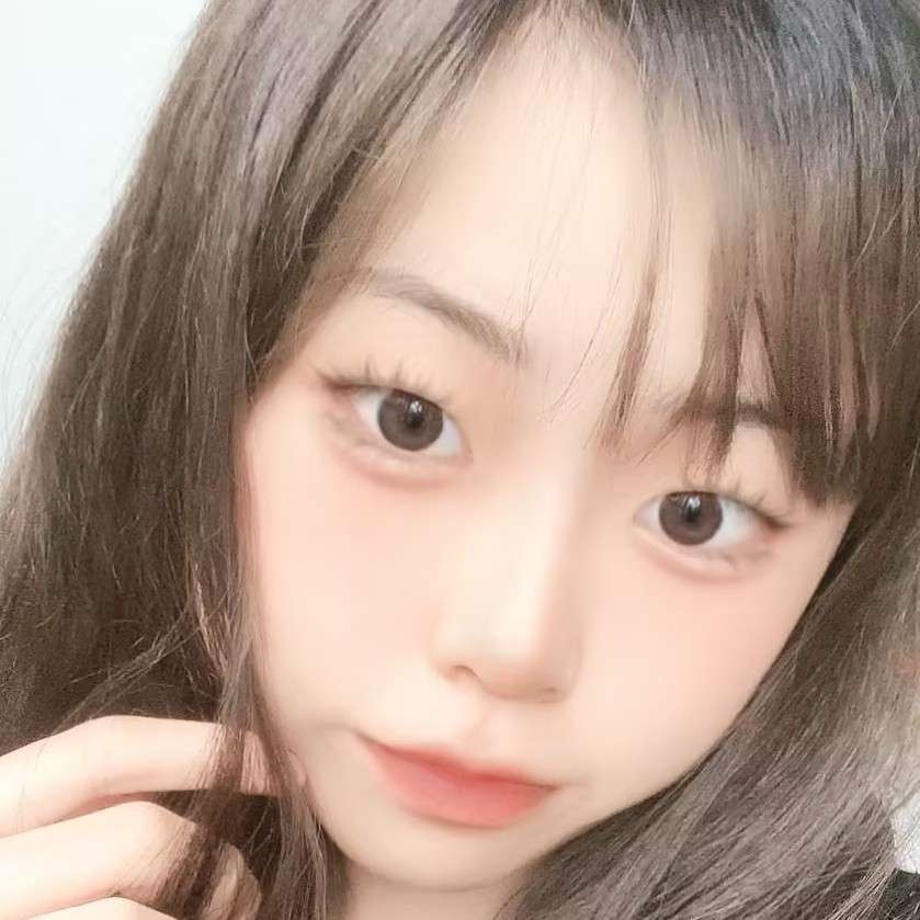 彩色蹙眉黑猫的照片