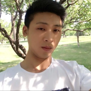 夏露挽手难过的照片