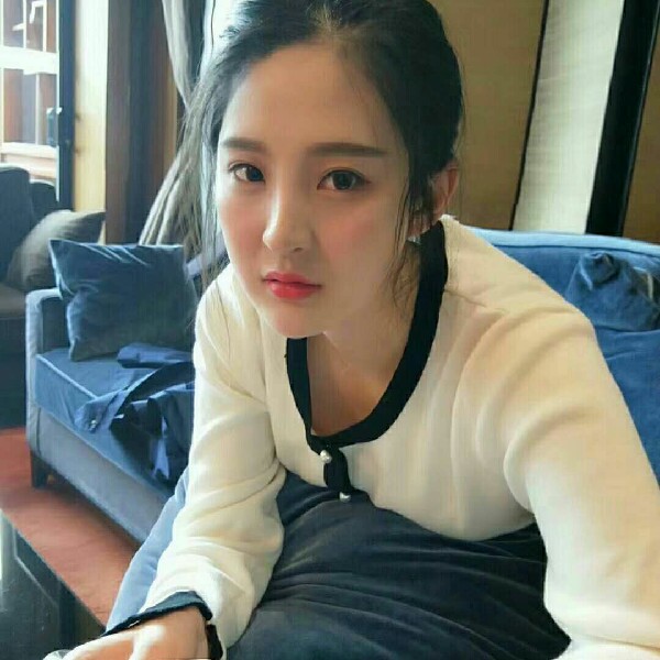 长发飘逸姑娘的照片