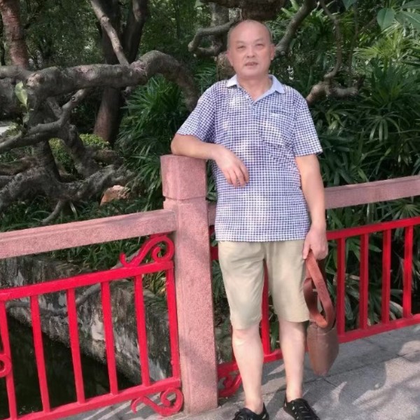 彪壮漫步水池的照片