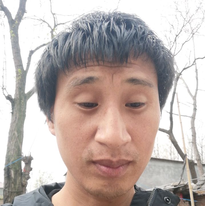 少女闻传统的照片