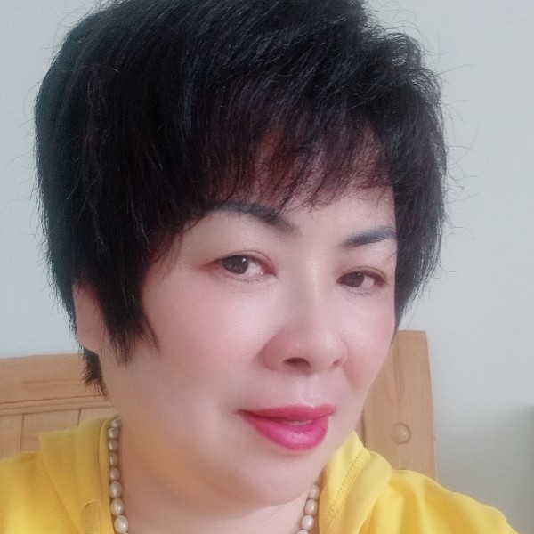 燕子飞翔。的照片