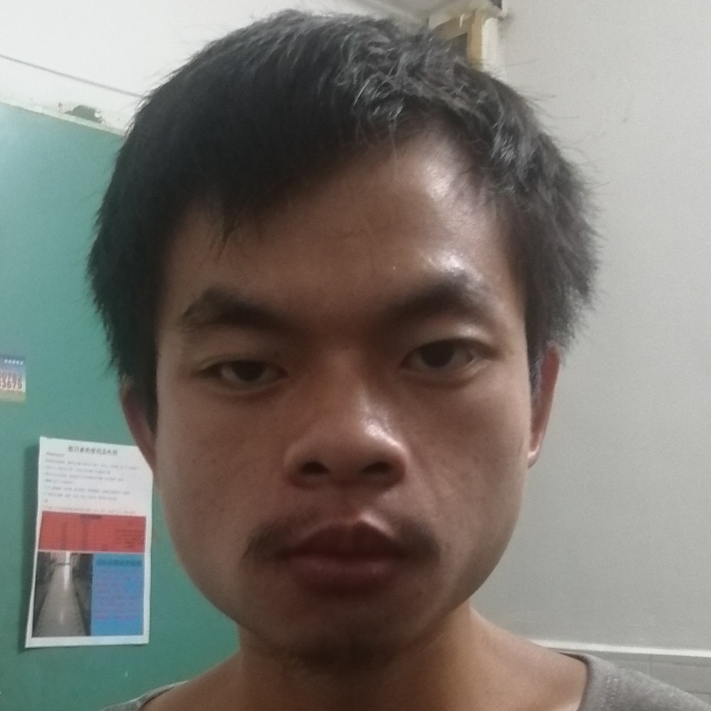 柔弱扯柜子的照片