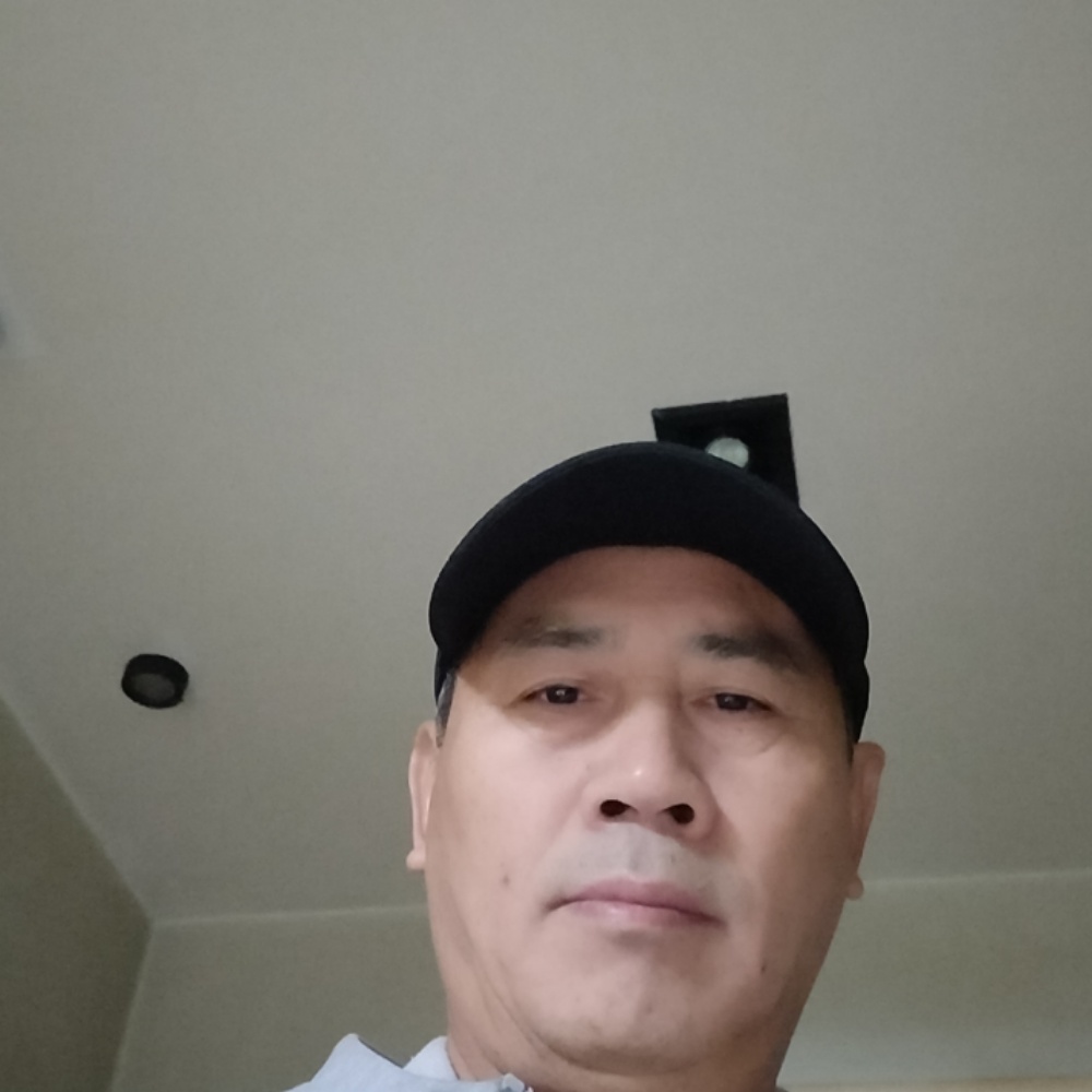 帅哥拿无心的照片