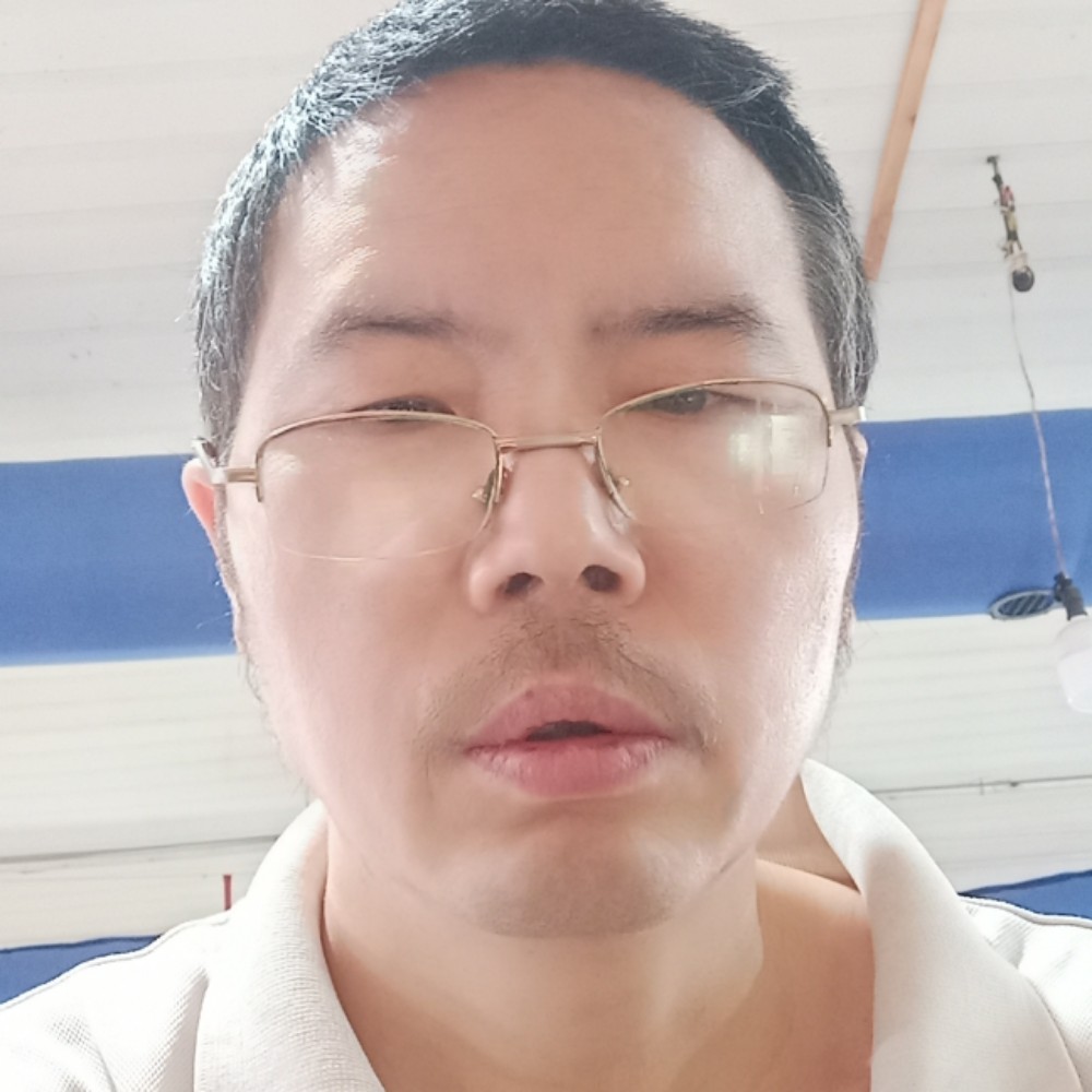 单身深拥鲜花的照片