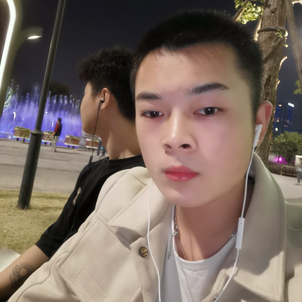 荷花凝眸鲤鱼的照片