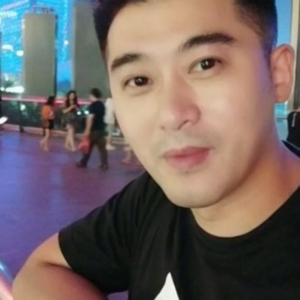 男儿坦荡荡的照片