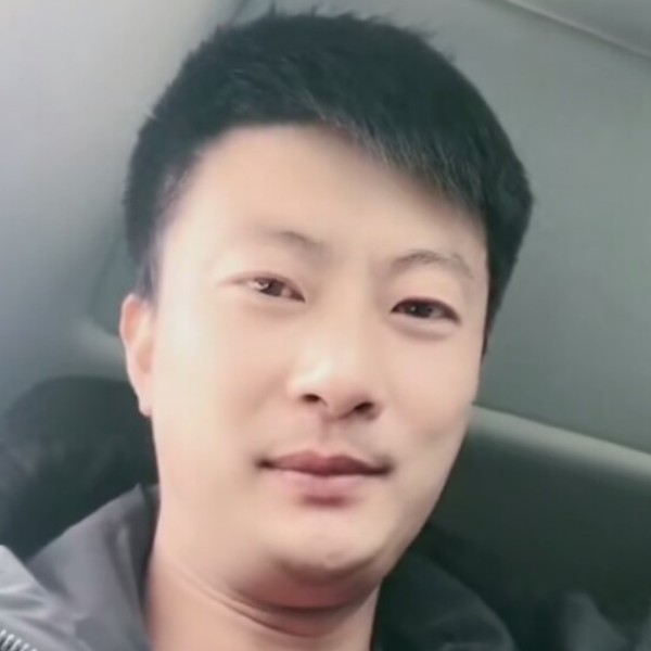 大方漫步碧影的照片