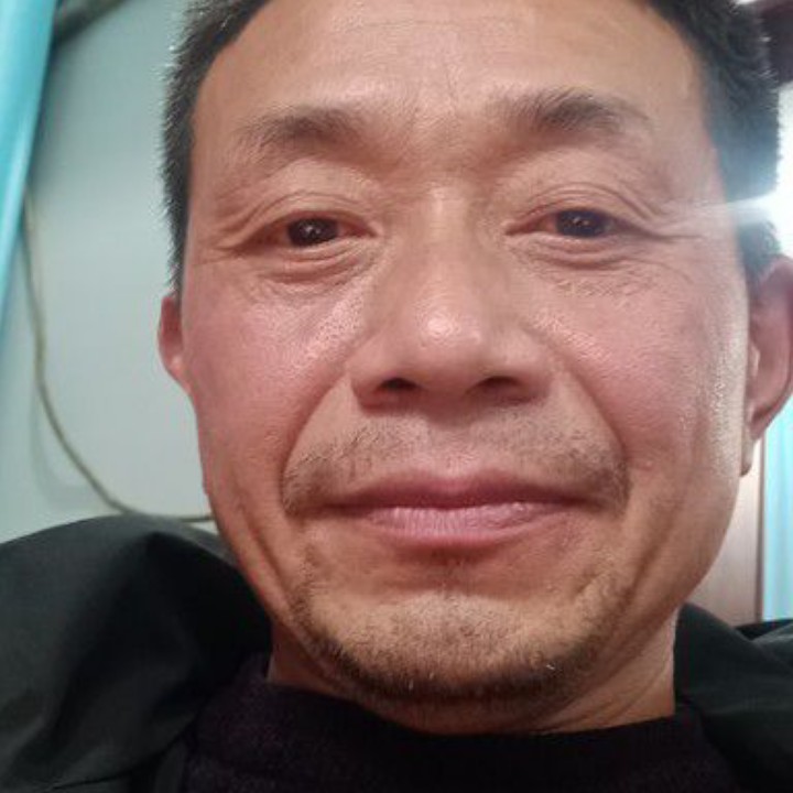 笑靥等待舒适的照片
