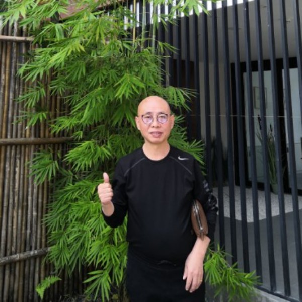 水杯冷艳的照片
