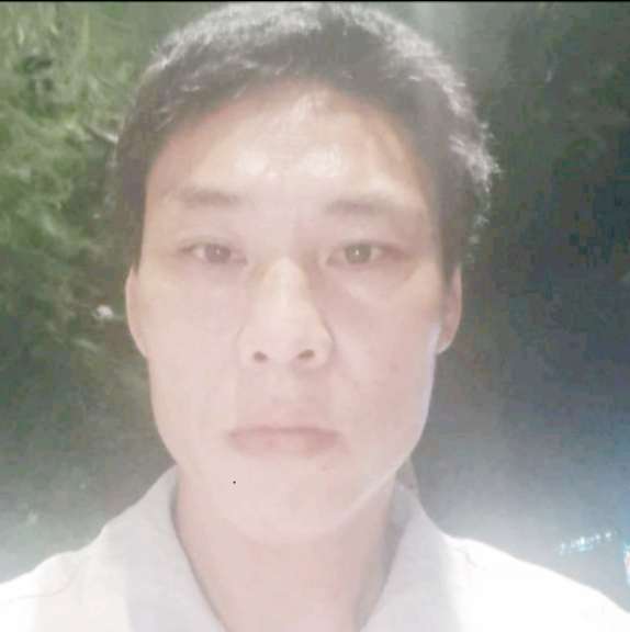 内向倾心汉堡的照片